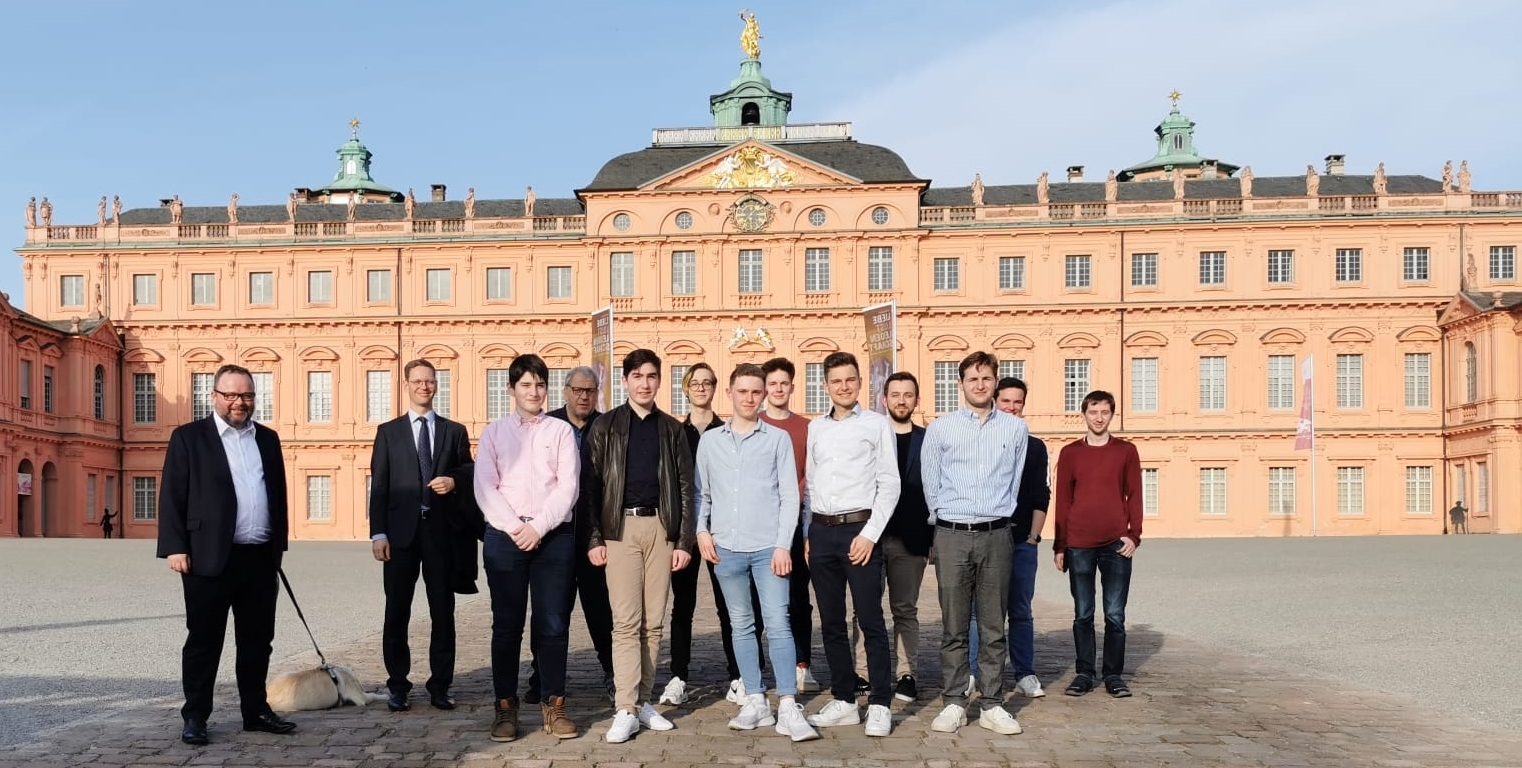 Gruppenbild vor dem Rastatter Schloss