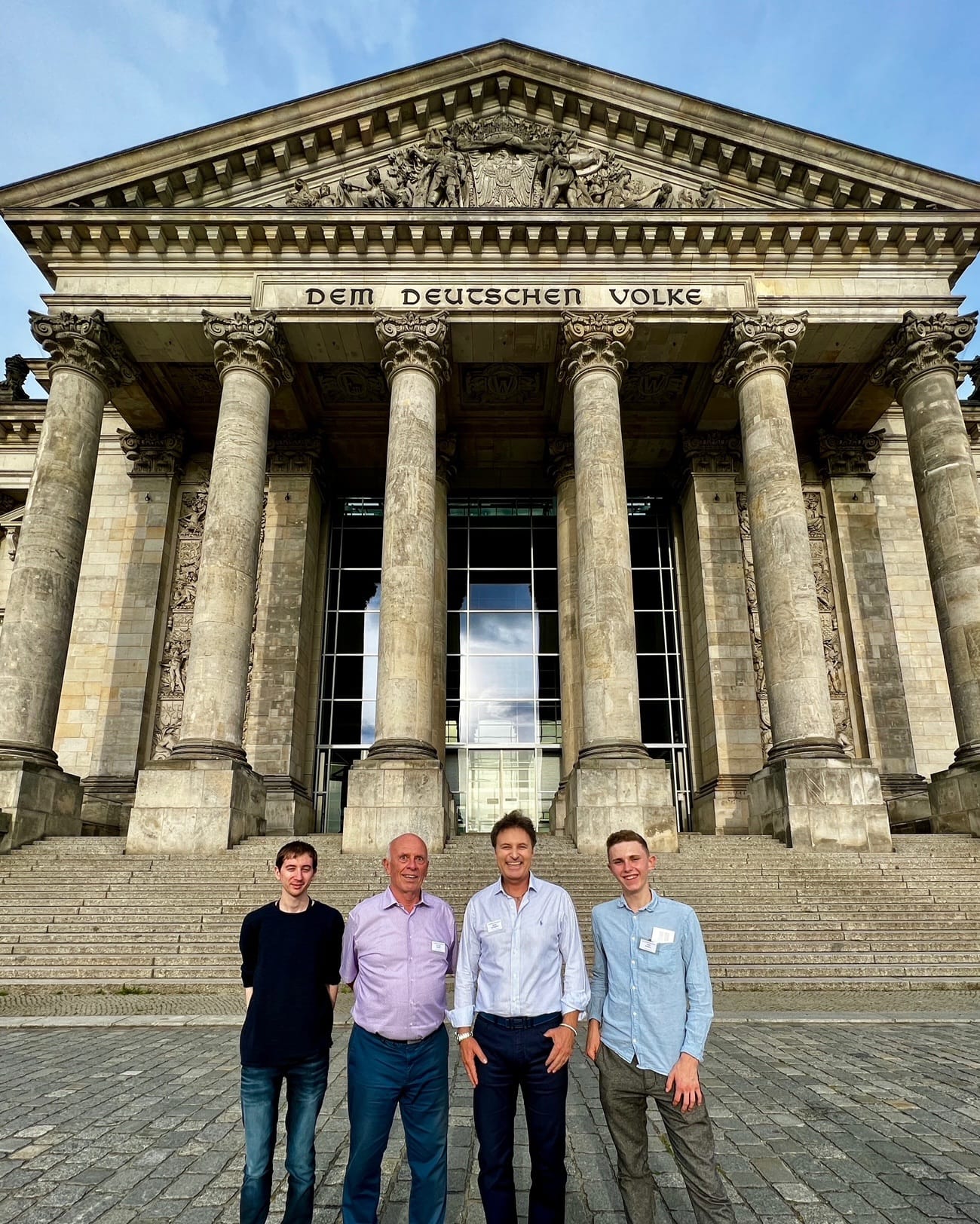 Die Gruppe vor dem Reichstag