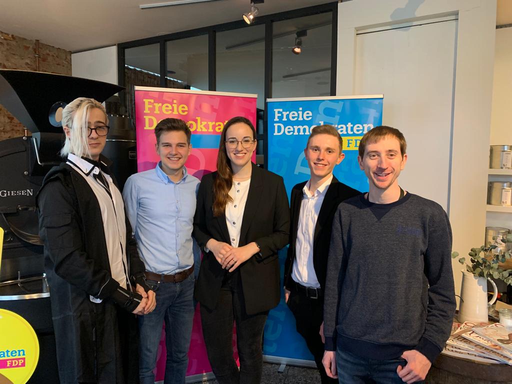 Junge Liberale zusammen mit Alena Trauschel MdL